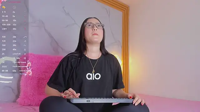 Snapshot of malka_milan chatting on 12-02-25, 03:23 malka milan online show from 12-02-25, 03:23