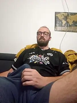 Snapshot of Loopertz chatting on 09-29-25, 05:01 Loopertz online show from 09-29-25, 05:01