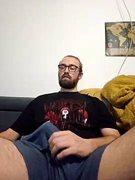 Snapshot of Loopertz chatting on 10-23-25, 05:29 Loopertz online show from 10-23-25, 05:29