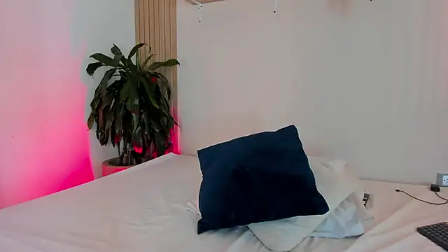 Snapshot of Cristalfoxy_ chatting on 11-05-25, 07:36 Cristalfoxy online show from 11-05-25, 07:36