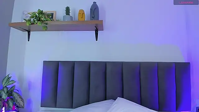 Cristalfoxy  online show from 05-18-26, 07:41