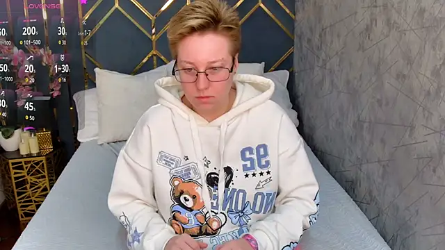 AlexandraGreen online show from 10-22-25, 04:07