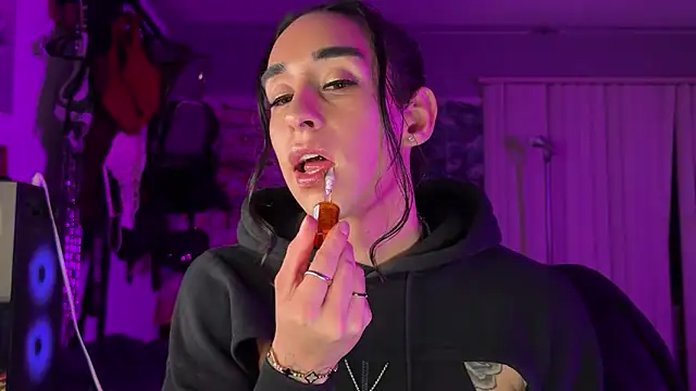 xoFrankie online show from 12-20-25, 01:45