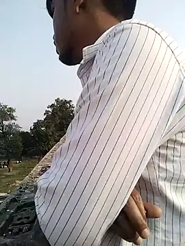 Snapshot of YourTarzan chatting on 12-05-25, 10:02 YourTarzan online show from 12-05-25, 10:02