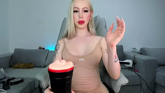 Snapshot of Sweet_Soffi chatting on 12-14-25, 02:17 Sweet Soffi online show from 12-14-25, 02:17