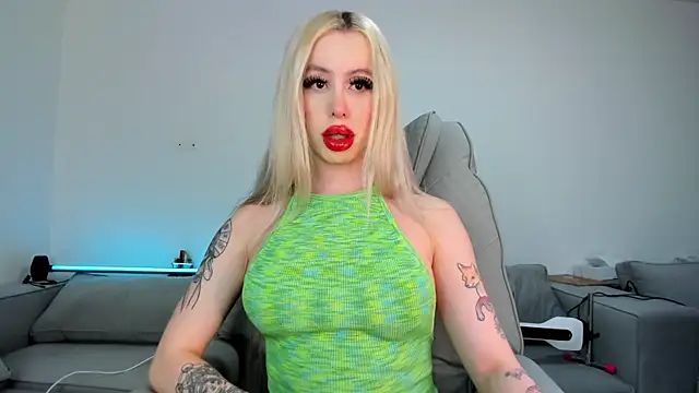 Snapshot of Sweet_Soffi chatting on 12-22-25, 02:52 Sweet Soffi online show from 12-22-25, 02:52