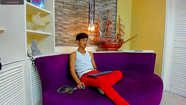 Snapshot of Holdme_Hot chatting on 09-13-25, 03:28 Holdme Hot online show from 09-13-25, 03:28