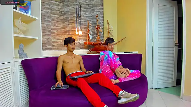 Snapshot of Holdme_Hot chatting on 09-15-25, 03:17 Holdme Hot online show from 09-15-25, 03:17