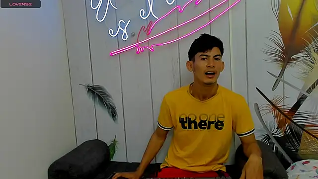Snapshot of Holdme_Hot chatting on 10-05-25, 04:11 Holdme Hot online show from 10-05-25, 04:11