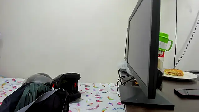 Snapshot of Holdme_Hot chatting on 10-20-25, 04:02 Holdme Hot online show from 10-20-25, 04:02