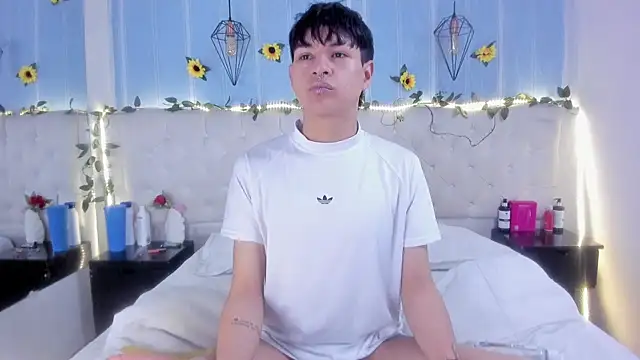 Snapshot of AleAurarashi chatting on 10-22-25, 12:33 AleAurarashi online show from 10-22-25, 12:33