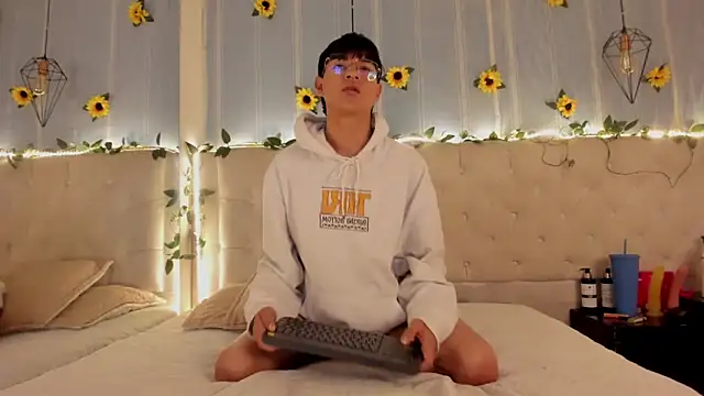 Snapshot of AleAurarashi chatting on 10-30-25, 03:30 AleAurarashi online show from 10-30-25, 03:30