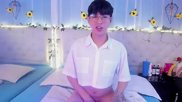 Snapshot of AleAurarashi chatting on 11-05-25, 04:56 AleAurarashi online show from 11-05-25, 04:56