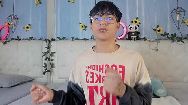 Snapshot of AleAurarashi chatting on 12-02-25, 05:46 AleAurarashi online show from 12-02-25, 05:46