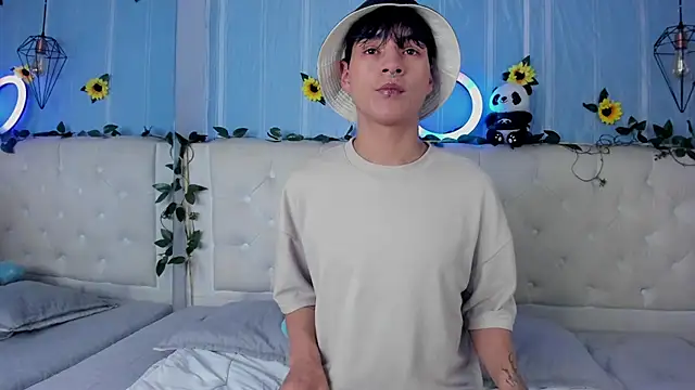 Snapshot of AleAurarashi chatting on 12-03-25, 01:24 AleAurarashi online show from 12-03-25, 01:24