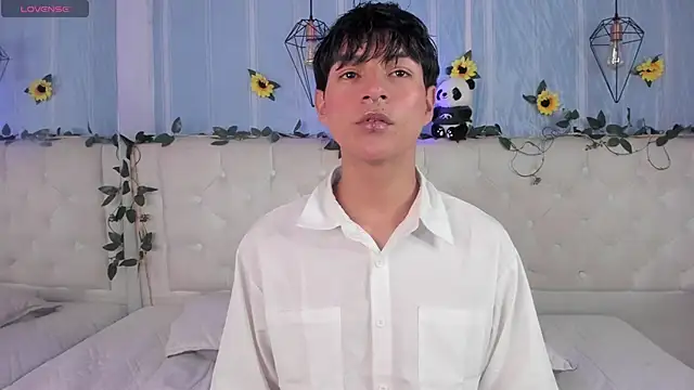 Snapshot of AleAurarashi chatting on 12-05-25, 03:37 AleAurarashi online show from 12-05-25, 03:37