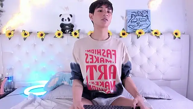 Snapshot of AleAurarashi chatting on 01-18-26, 12:47 AleAurarashi online show from 01-18-26, 12:47