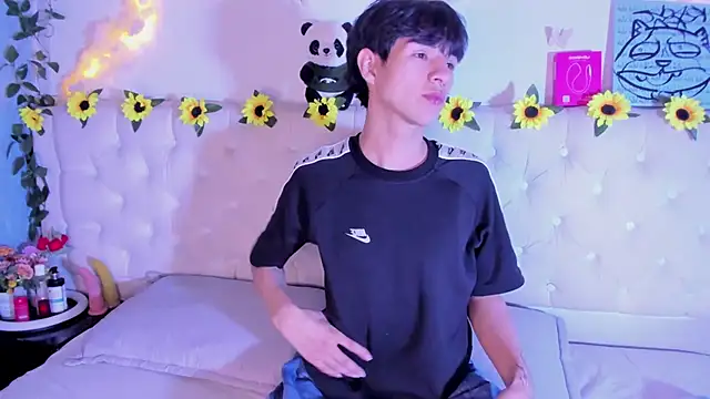 Snapshot of AleAurarashi chatting on 02-22-26, 12:26 AleAurarashi online show from 02-22-26, 12:26