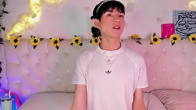 Snapshot of AleAurarashi chatting on 03-07-26, 03:47 AleAurarashi online show from 03-07-26, 03:47