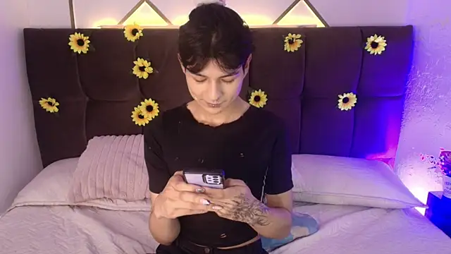 AleAurarashi online show from 04-13-26, 05:24