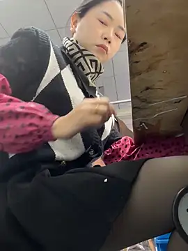 Snapshot of DHJM168 chatting on 12-17-25, 01:00 DHJM168 online show from 12-17-25, 01:00