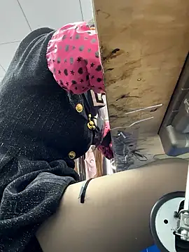 Snapshot of DHJM168 chatting on 12-18-25, 01:11 DHJM168 online show from 12-18-25, 01:11