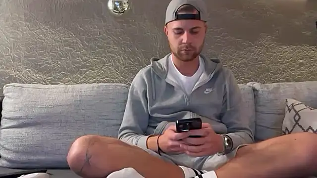 Snapshot of RioBlaze chatting on 11-17-25, 05:41 RioBlaze online show from 11-17-25, 05:41