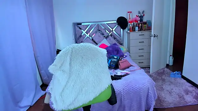 Luna Analya online show from 11-17-25, 12:00