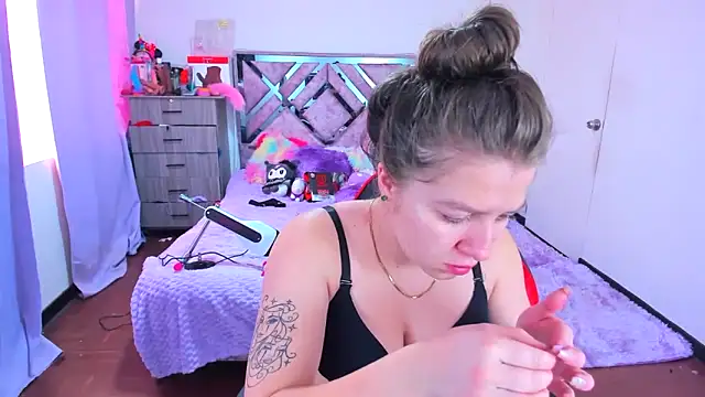 Luna Analya online show from 12-22-25, 12:24