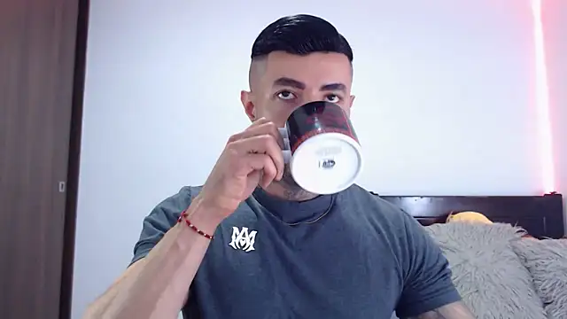 Snapshot of andrea_de_lucaa chatting on 12-22-25, 03:14 andrea de lucaa online show from 12-22-25, 03:14