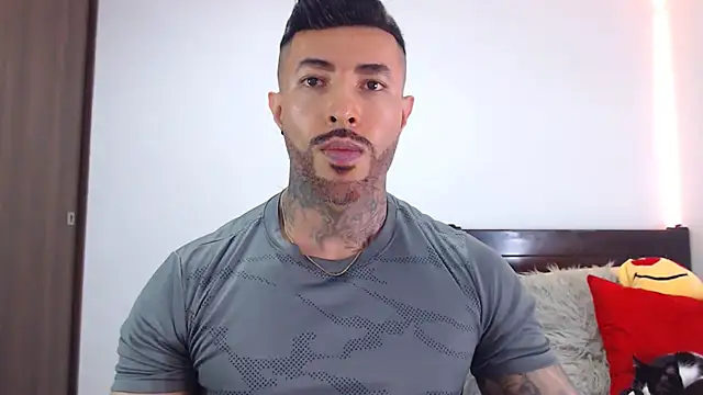 Snapshot of andrea_de_lucaa chatting on 02-11-26, 03:44 andrea de lucaa online show from 02-11-26, 03:44