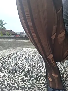 Snapshot of hello_mie chatting on 12-16-25, 02:16 hello mie online show from 12-16-25, 02:16