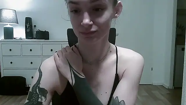 Snapshot of __Leyla__ chatting on 11-11-25, 05:40 Leyla online show from 11-11-25, 05:40