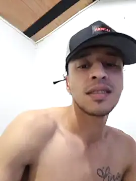 Snapshot of Santi2323xxX chatting on 03-13-26, 04:30 Santi2323xxX online show from 03-13-26, 04:30