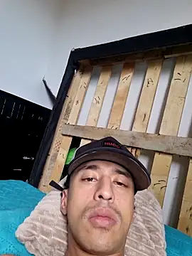 Snapshot of Santi2323xxX chatting on 03-20-26, 06:57 Santi2323xxX online show from 03-20-26, 06:57