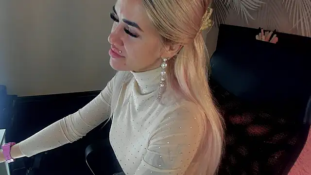 Snapshot of Kira_Key chatting on 11-02-25, 01:52 Kira Key online show from 11-02-25, 01:52