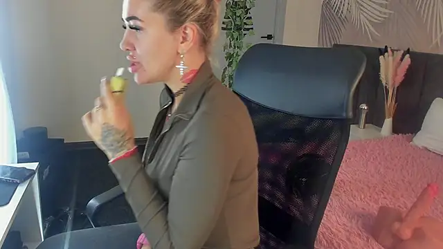 Snapshot of Kira_Key chatting on 11-03-25, 01:51 Kira Key online show from 11-03-25, 01:51