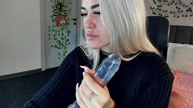 Snapshot of Kira_Key chatting on 11-10-25, 01:59 Kira Key online show from 11-10-25, 01:59