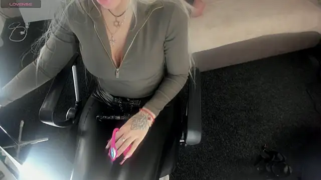 Snapshot of Kira_Key chatting on 02-10-26, 01:53 Kira Key online show from 02-10-26, 01:53