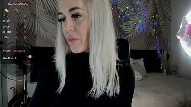 Snapshot of Kira_Key chatting on 03-11-26, 08:53 Kira Key online show from 03-11-26, 08:53