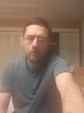 Snapshot of Gearsuit chatting on 03-04-26, 08:53 Gearsuit online show from 03-04-26, 08:53