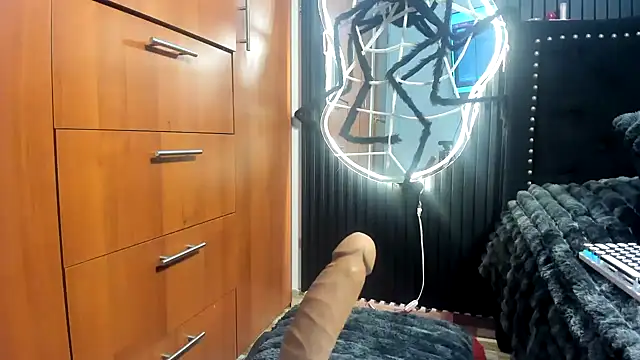 Snapshot of scarletr_red chatting on 10-26-25, 01:11 scarletr red online show from 10-26-25, 01:11