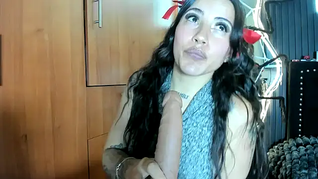 Snapshot of scarletr_red chatting on 11-01-25, 11:18 scarletr red online show from 11-01-25, 11:18