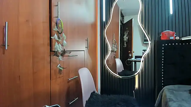 Snapshot of scarletr_red chatting on 12-15-25, 11:09 scarletr red online show from 12-15-25, 11:09