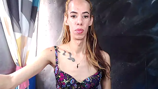 Snapshot of Queenmaria23cm chatting on 10-06-25, 05:43 Queenmaria23cm online show from 10-06-25, 05:43