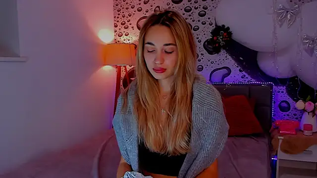 Snapshot of AlexaWilds chatting on 12-20-25, 01:29 AlexaWilds online show from 12-20-25, 01:29