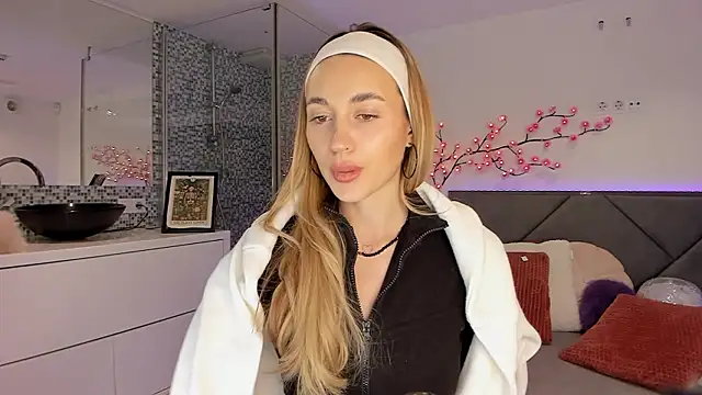 Snapshot of AlexaWilds chatting on 01-17-26, 02:11 AlexaWilds online show from 01-17-26, 02:11