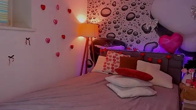 Snapshot of AlexaWilds chatting on 02-12-26, 01:39 AlexaWilds online show from 02-12-26, 01:39