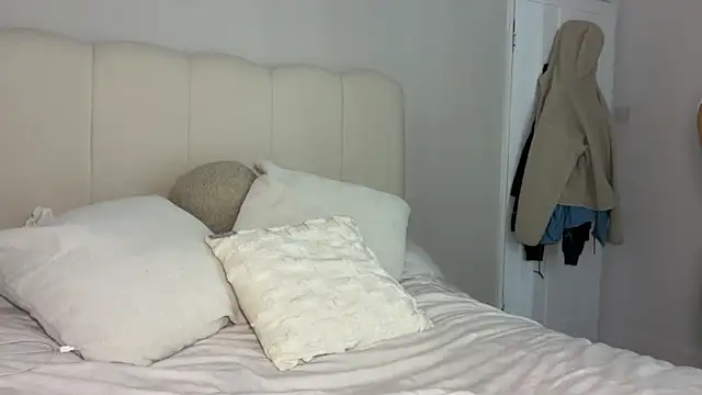 KayleeBella online show from 10-26-25, 06:03