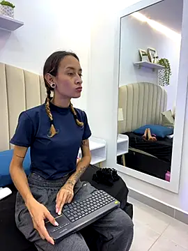 Snapshot of SunshineLizzy chatting on 11-06-25, 01:23 SunshineLizzy online show from 11-06-25, 01:23